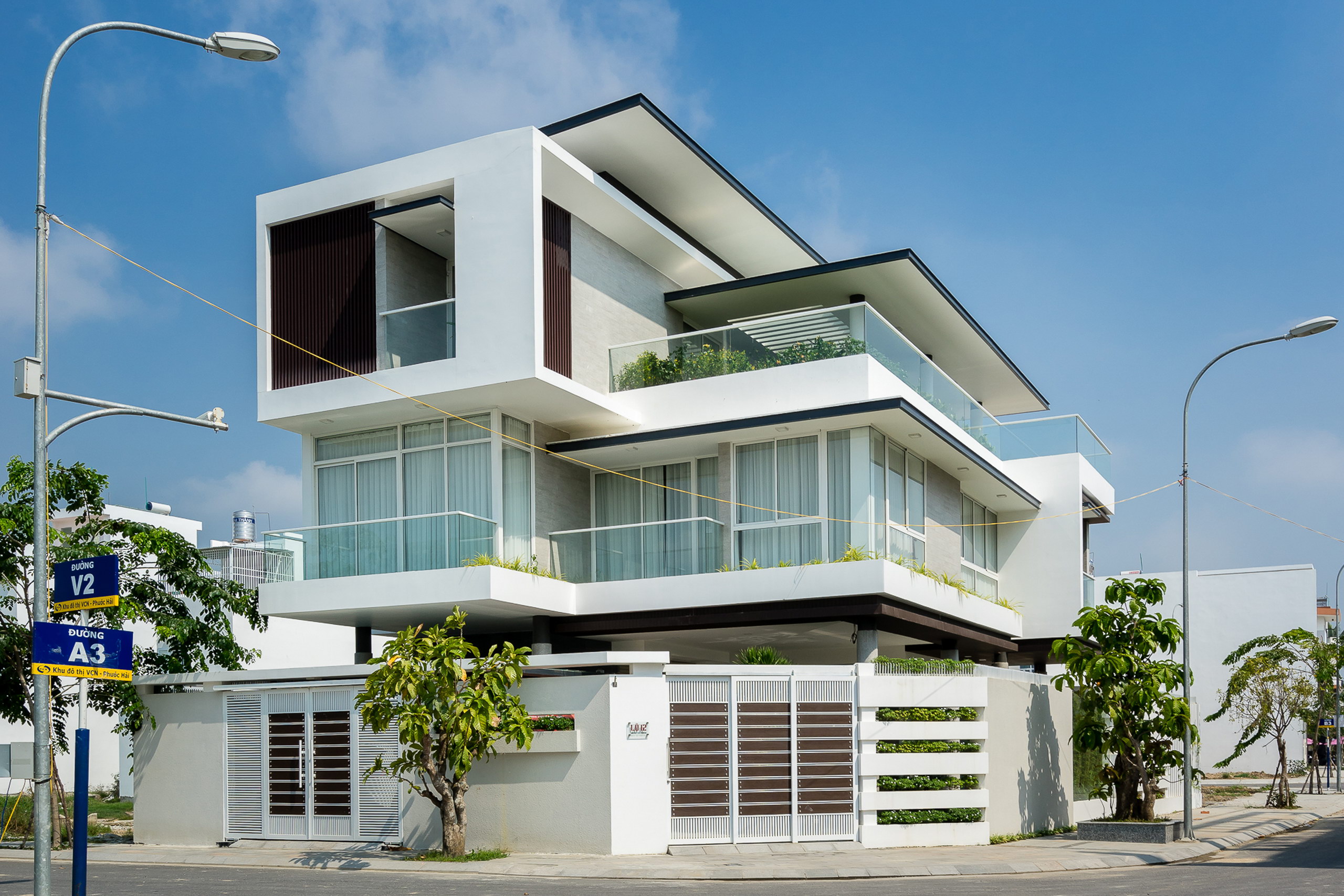 1 20 - Biệt thự lô góc 3 tầng kiến trúc hiện đại - Công trình được thiết kế tại TP biển Nha Trang