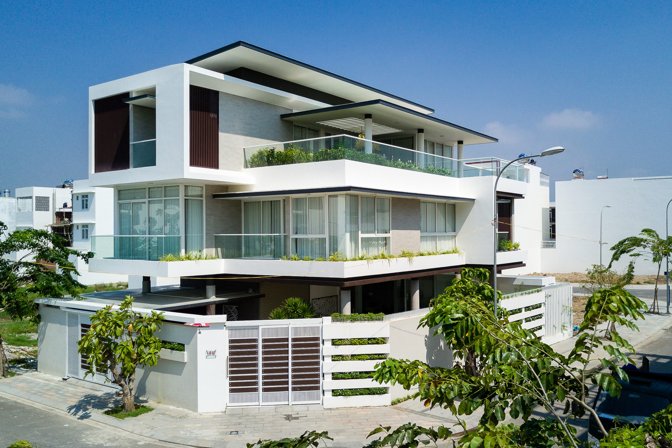 1a 3 - Biệt thự lô góc 3 tầng kiến trúc hiện đại, công trình được thiết kế tại TP biển Nha Trang