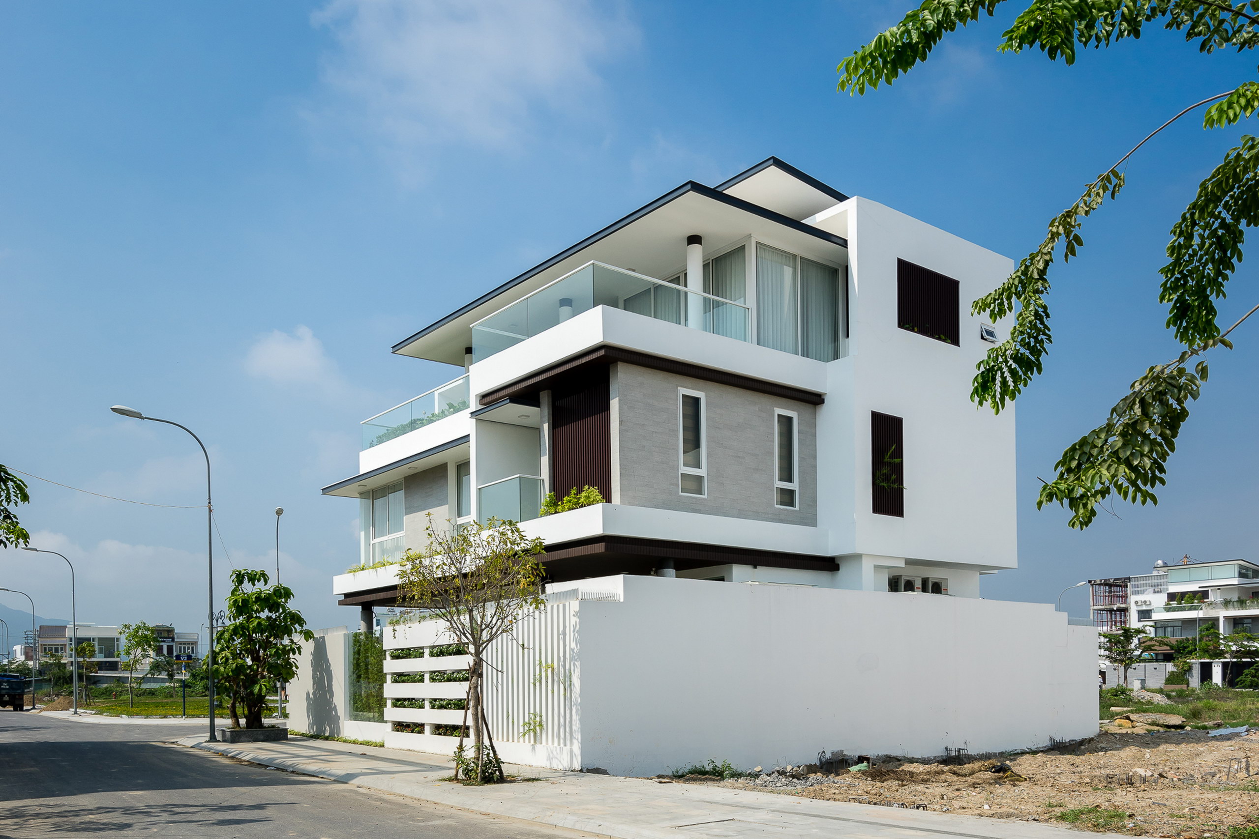 1d 3 - Biệt thự lô góc 3 tầng kiến trúc hiện đại, công trình được thiết kế tại TP biển Nha Trang