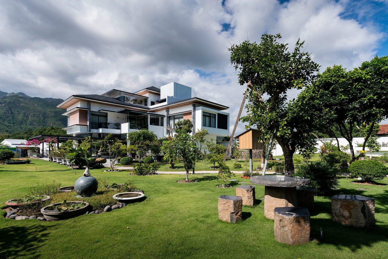 a 109 - Biệt thự sân vườn thiết kế trên diện tích 1000m2 tại thành phố biển Nha Trang