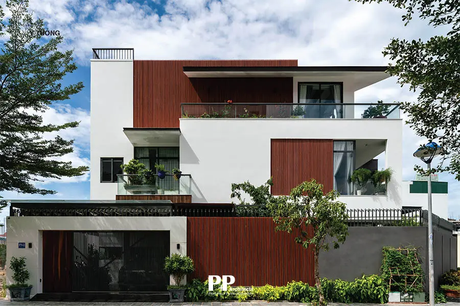 Kiến Trúc Villa Xanh Nha Trang: Giải Pháp Chọn Vật Liệu Cho Vùng Khí Hậu Đặc Thù 1 Kiến trúc Villa xanh Nha Trang với mặt tiền hiện đại, cây xanh và vật liệu ốp ngoài trời