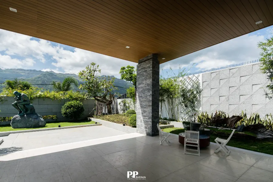 Sân vườn villa xanh tạo lớp đệm vi khí hậu cho công trình