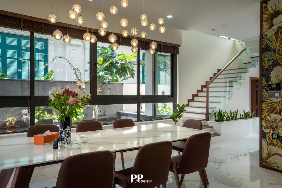 Thiết kế biệt thự xanh: Giải pháp sống bền vững cho gia chủ hiện đại 2026 4 Phòng khách trong thiết kế biệt thự xanh kết nối trực tiếp với sân vườn villa