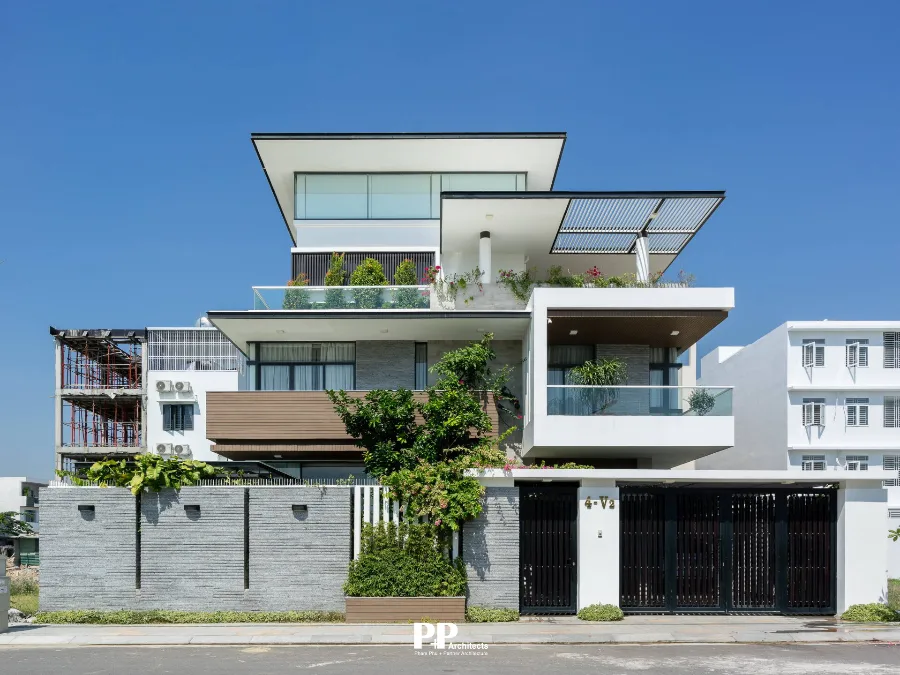 Thiết Kế Kiến Trúc Villa Xanh Nha Trang: Bền bỉ trước khi hậu đặc thù của địa phương 10 Thiết kế kiến trúc villa xanh Nha Trang với mặt tiền hiện đại, ban công xanh và lam che nắng