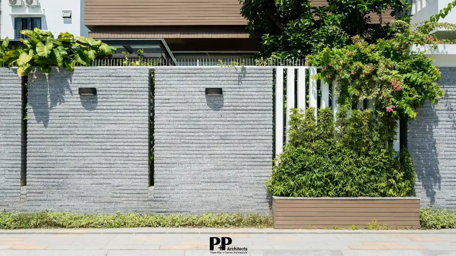 Thiết Kế Kiến Trúc Villa Xanh Nha Trang: Bền bỉ trước khi hậu đặc thù của địa phương 6 Thiết kế kiến trúc villa xanh Nha Trang với mảng tường rào, cây xanh và lớp đệm cảnh quan