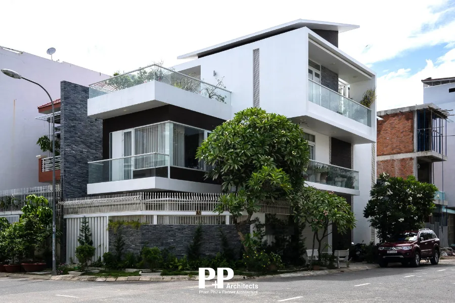 Thiết Kế Villa Xanh Nha Trang: Cách Giữ Biệt Thự Ven Biển Luôn Mát, Sang Và Bền Theo Thời Gian 39 Mặt tiền villa xanh hiện đại tại Nha Trang với cây xanh và ban công thoáng mở