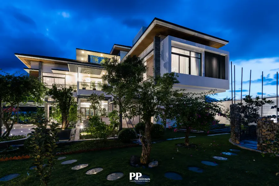 Thiết Kế Villa Xanh Nha Trang: Cách Giữ Biệt Thự Ven Biển Luôn Mát, Sang Và Bền Theo Thời Gian 6 Villa xanh Nha Trang về đêm với sân vườn rộng và hệ chiếu sáng cảnh quan sang trọng