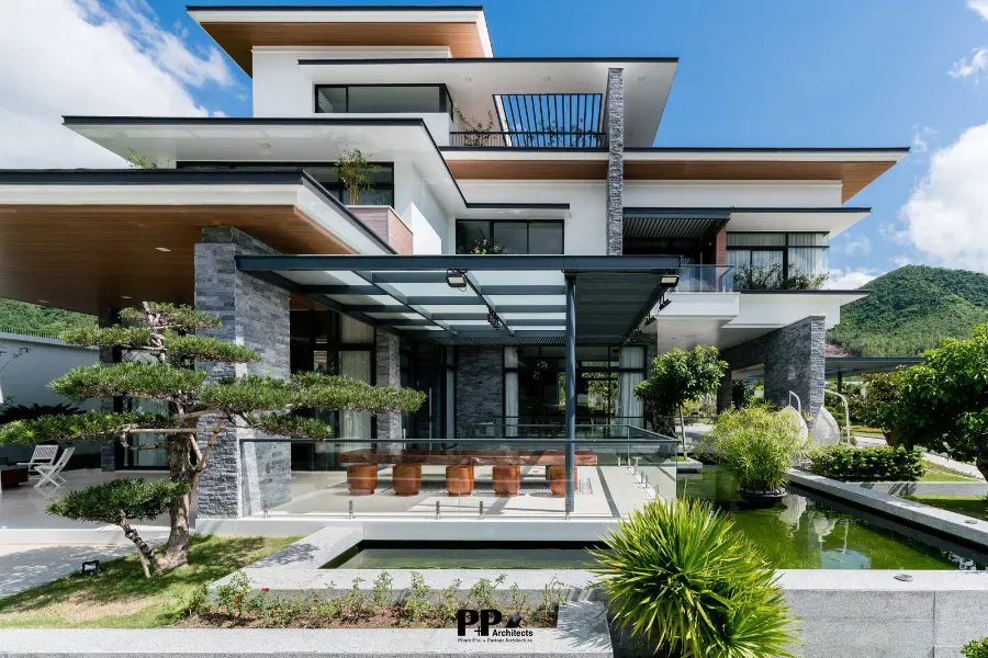 Thiết Kế Villa Xanh Nha Trang: Cách Giữ Biệt Thự Ven Biển Luôn Mát, Sang Và Bền Theo Thời Gian 7 Thiết kế villa xanh Nha Trang với hiên rộng, hồ nước và lớp cây xanh nhiệt đới