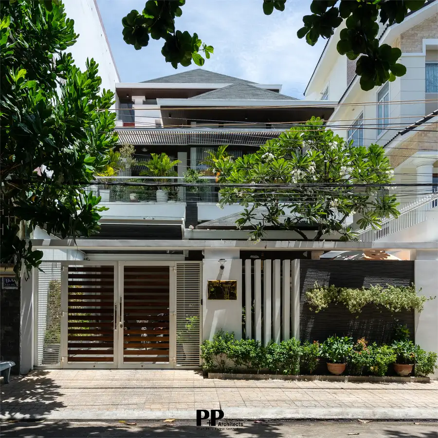 Thiết kế villa xanh Nha Trang trọn gói với mặt tiền nhiều cây xanh và lớp đệm cảnh quan