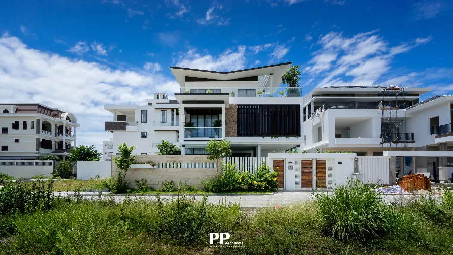 Lớp vỏ villa xanh với lam chắn nắng và khoảng mở lớn