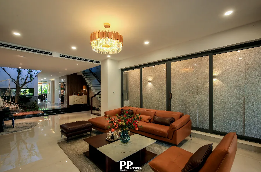 Thiết kế villa Nha Trang với phòng khách mở và không gian sinh hoạt rộng thoáng