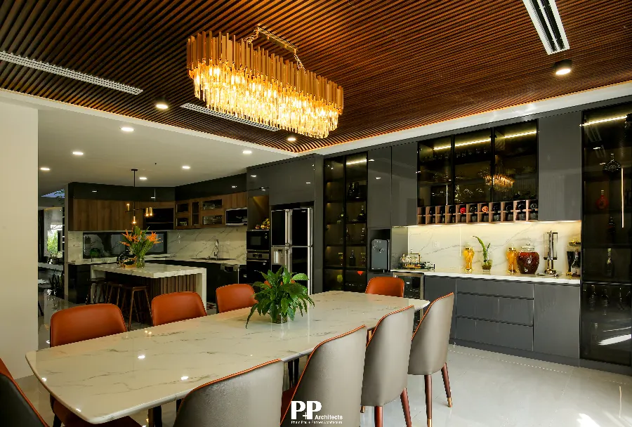 Thiết kế villa Nha Trang với khu bếp ăn hiện đại và ánh sáng nội thất ấm