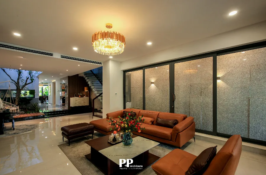 Thiết kế Villa Trọn gói Nha Trang với phòng khách mở và hệ cửa kính lớn