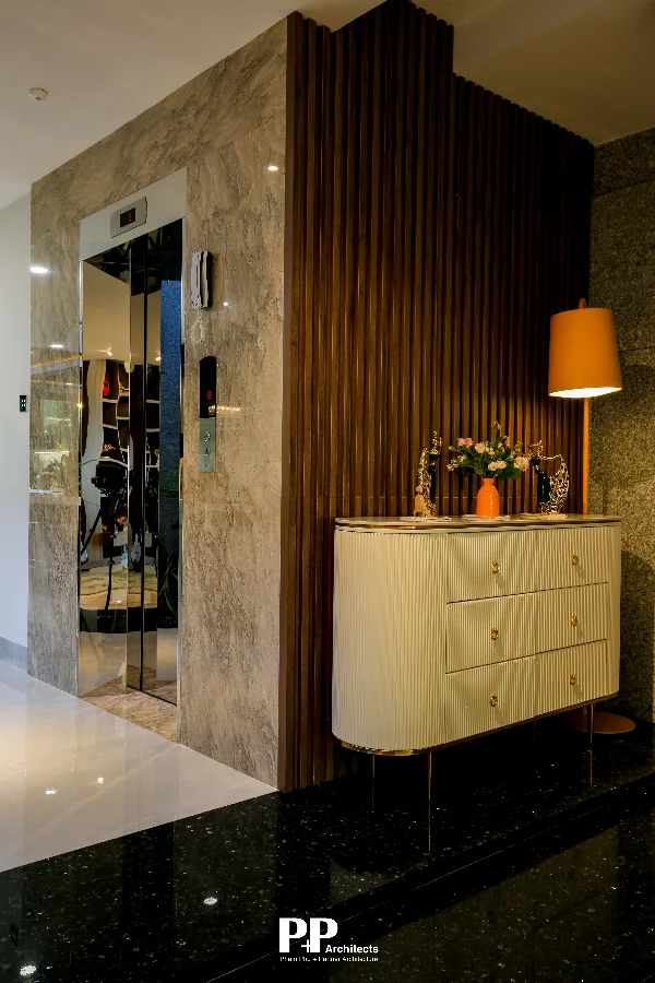 Thiết kế Villa Trọn gói Nha Trang với khu vực thang máy và nội thất sang trọng