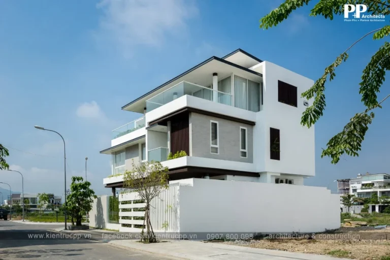 Thiết kế Villa Trọn gói Nha Trang với mặt tiền villa hiện đại và ban công thoáng