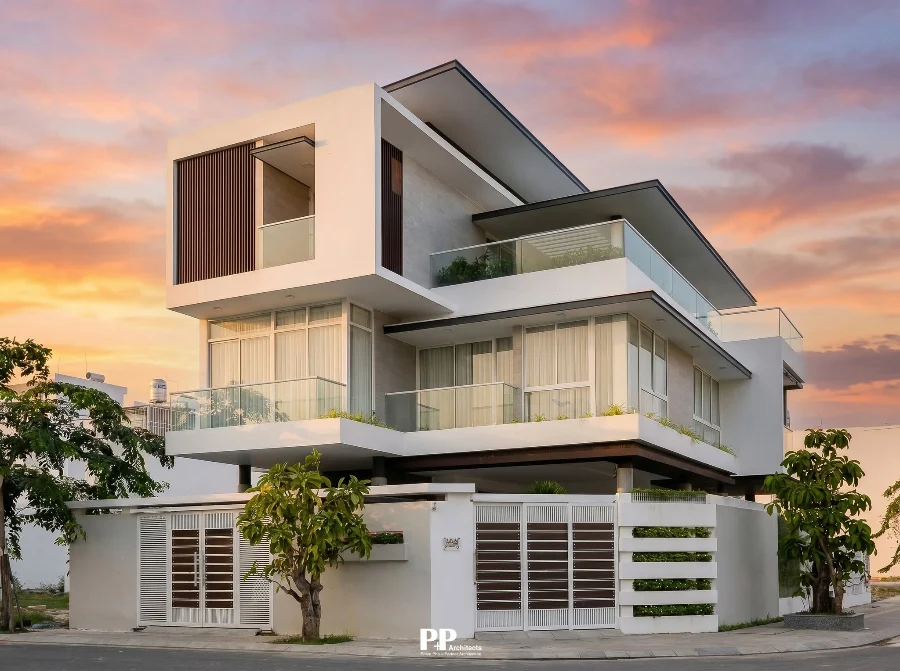 Thiết kế villa xanh Nha Trang hiện đại với ban công thoáng và mặt tiền sáng