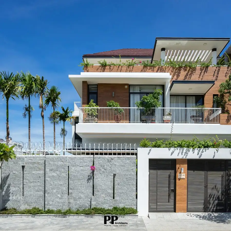 Villa Net Zero với biệt thự sân vườn, ban công xanh và mái che rộng
