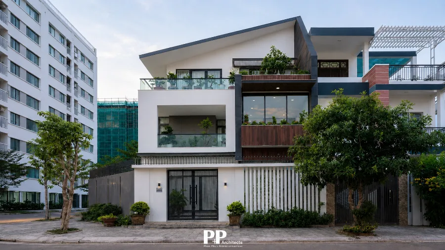 Công Ty Thiết Kế Kiến Trúc Villa Nha Trang 2026 - Vì Sao Nên Chọn Kiến Trúc PP? 7 Công Ty Thiết Kế Kiến Trúc Villa Nha Trang với kiến trúc villa phố hiện đại, ban công xanh và mặt tiền thoáng mở