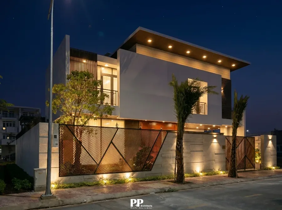 Công Ty Thiết Kế Kiến Trúc Villa Nha Trang 2026 - Vì Sao Nên Chọn Kiến Trúc PP? 9 Công Ty Thiết Kế Kiến Trúc Villa Nha Trang với mặt tiền villa hiện đại về đêm, ánh sáng ngoại thất và hệ cổng gỗ