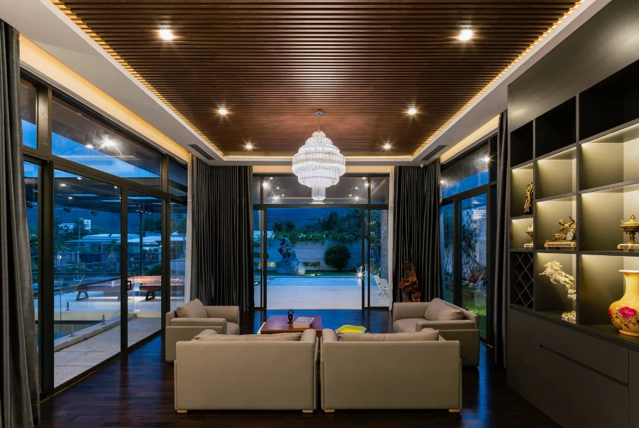 Dịch Vụ Thiết Kế Biệt Thự Nha Trang: Kiến Tạo Không Gian Sống Xứng Tầm Gia Chủ 9 Biệt thự được bao quanh bởi cây xanh và ánh sáng ngoại thất ấm áp, tạo nên cảm giác yên tĩnh, gần gũi và giàu tính nghỉ dưỡng.