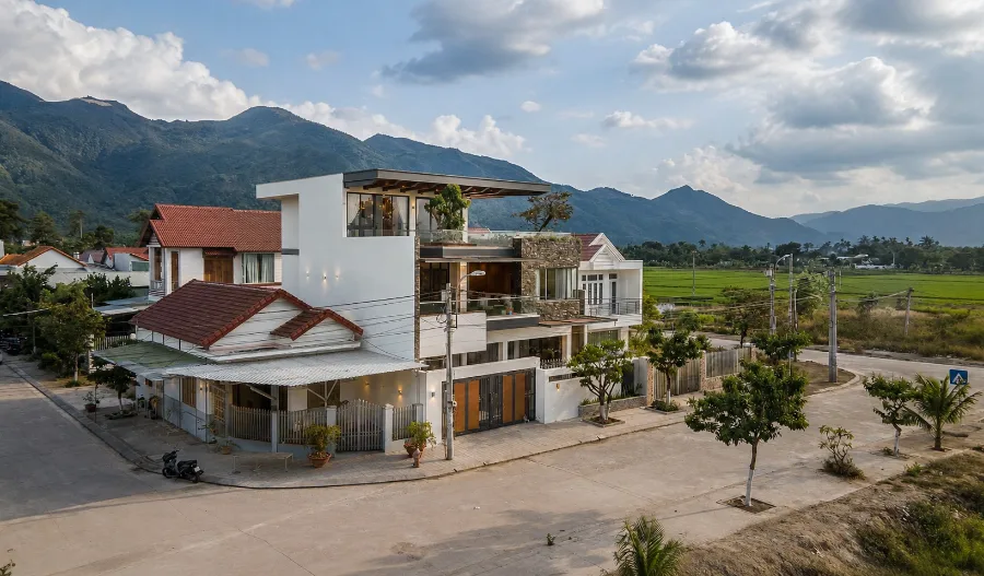 Dịch vụ thiết kế villa Nha Trang với công trình villa hiện đại giữa bối cảnh núi và đồng xanh
