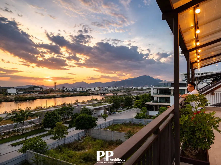 Thiết kế kiến trúc villa trọn gói Nha Trang với ban công nhìn ra cảnh quan hoàng hôn