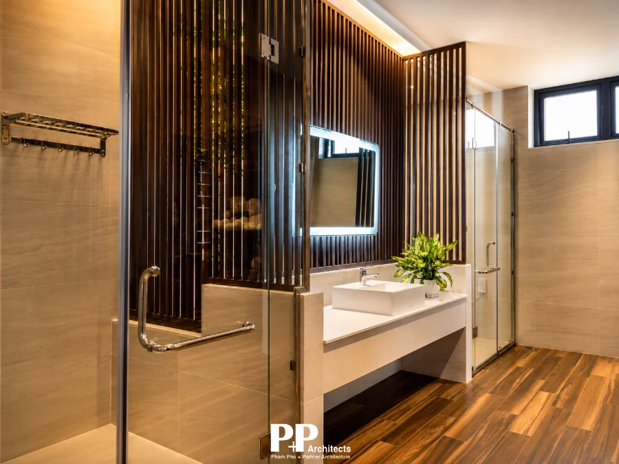 Thiết kế kiến trúc villa trọn gói Nha Trang với phòng tắm hiện đại và vật liệu gỗ ấm