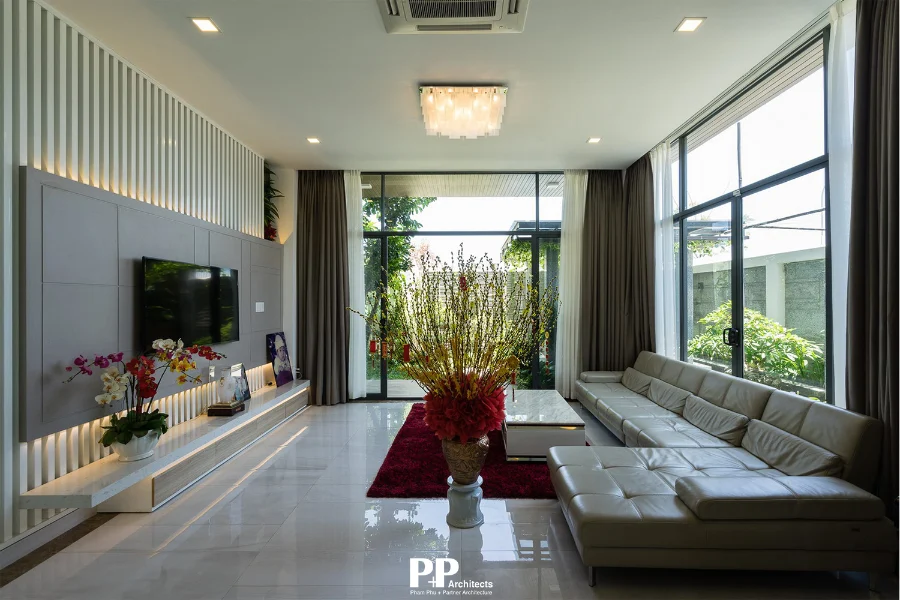 Công Ty Thiết Kế Biệt Thự Sân Vườn Nha Trang: 6 Tiêu Chí Lựa Chọn Phù Hợp 5 Thiết kế phòng khách biệt thự sân vườn Nha Trang kết nối cây xanh bên ngoài