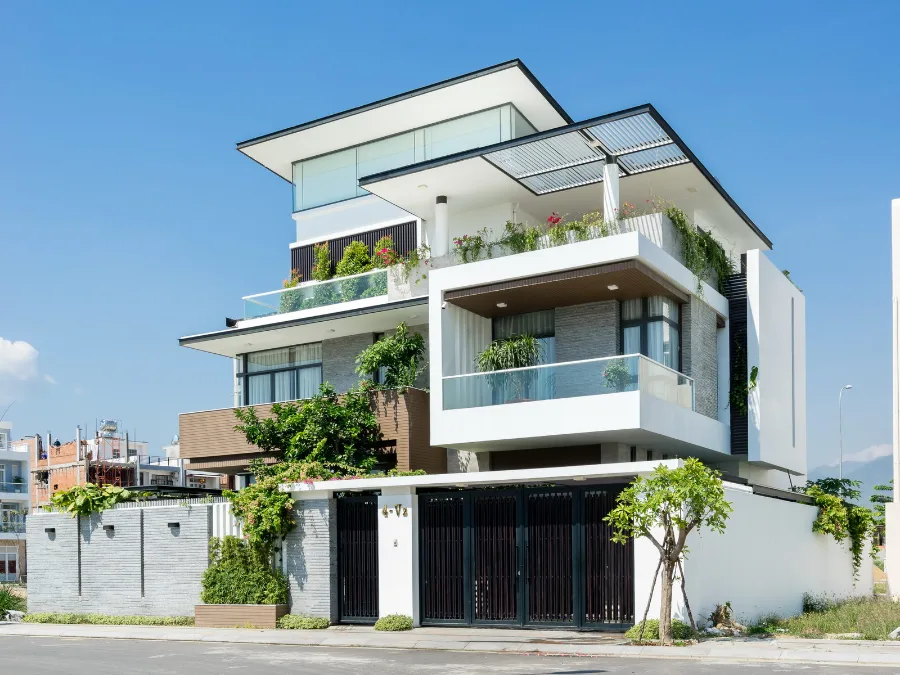 Công Ty Thiết Kế Biệt Thự Xanh Nha Trang 2026: Khi Kiến Trúc Trở Thành Một Phần Của Đời Sống Gần Thiên Nhiên 3 Công ty thiết kế biệt thự xanh Nha Trang với mặt tiền trắng, ban công rộng và cây xanh nhiều tầng