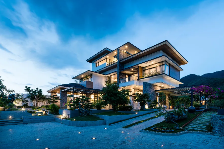 Công Ty Thiết Kế Biệt Thự Xanh Nha Trang 2026: Khi Kiến Trúc Trở Thành Một Phần Của Đời Sống Gần Thiên Nhiên 4 Công ty thiết kế biệt thự xanh Nha Trang với biệt thự sân vườn hiện đại trong không gian núi xanh