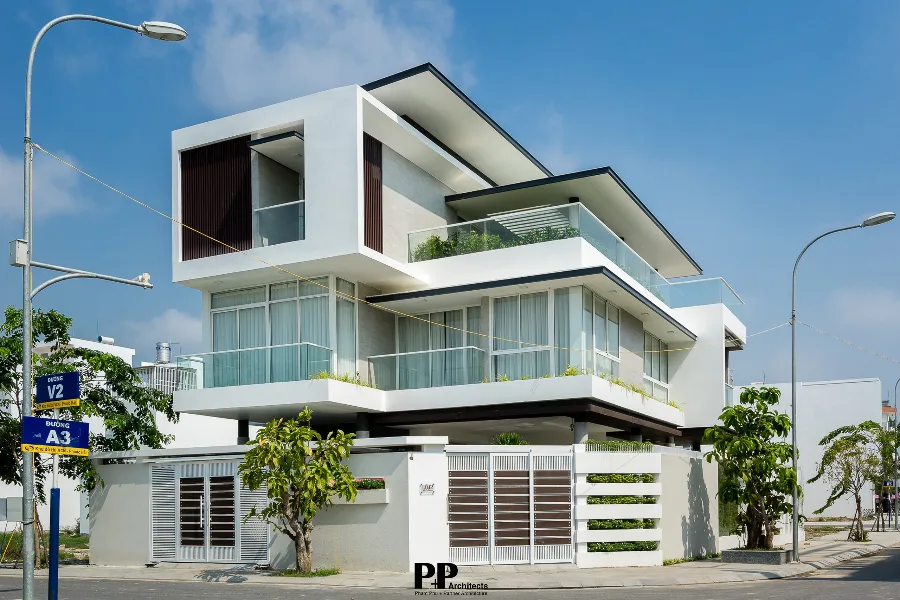 Công Ty Thiết Kế Villa Tại Nha Trang: 10 Tiêu Chí Kinh Nghiệm Được Đo Bằng Giá Trị Của Công Trình 12 Công ty thiết kế villa tại Nha Trang Kiến Trúc PP với villa góc phố hiện đại và hệ kính lớn