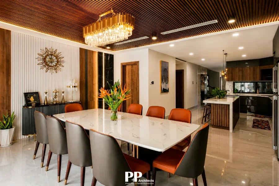 Thiết kế phòng ăn villa Nha Trang với nội thất gỗ và ánh sáng ấm