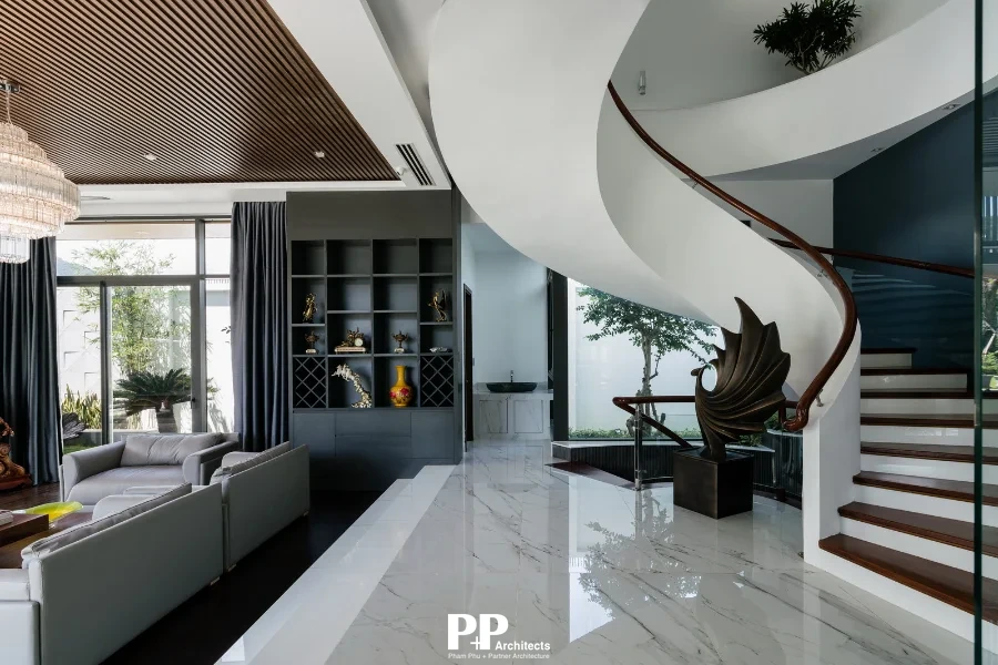 Công ty thiết kế villa xanh Nha Trang uy tín với không gian cầu thang kết nối mảng xanh