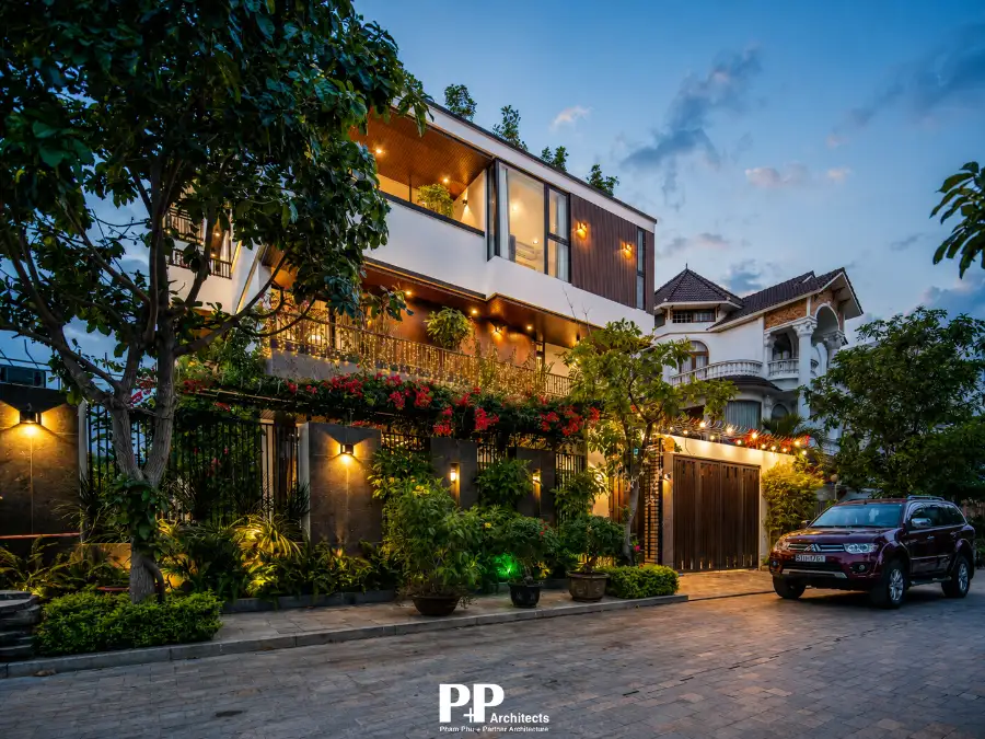 Công ty thiết kế villa xanh Nha Trang uy tín với mặt tiền kết hợp cây xanh và ánh sáng cảnh quan