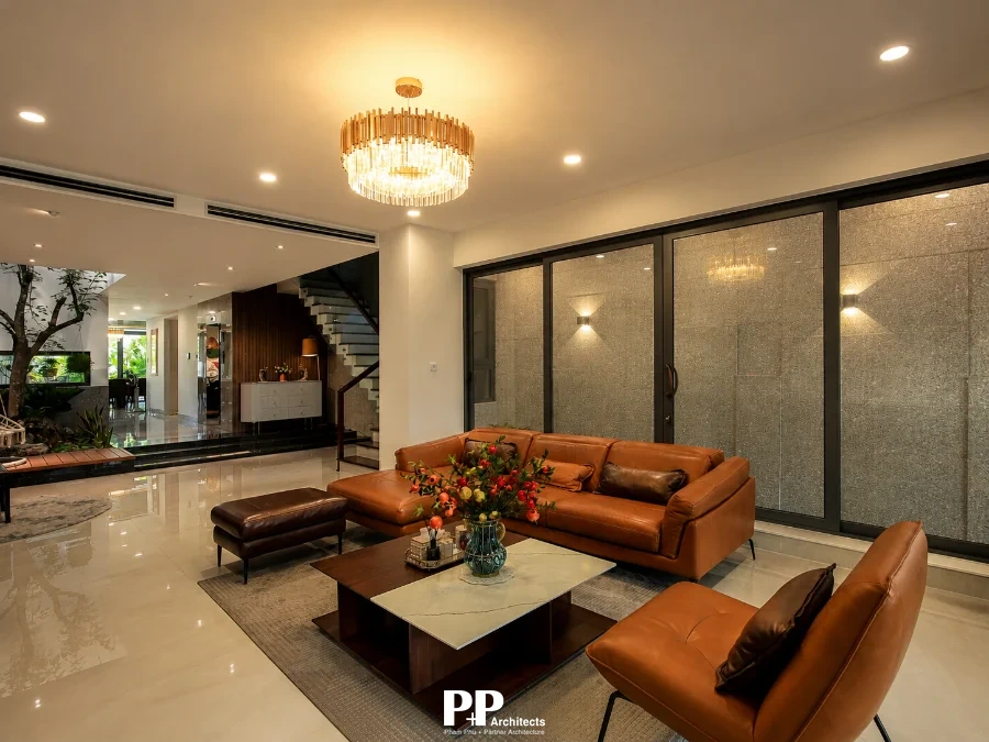 Dự án thiết kế biệt thự Nha Trang thực tế với phòng khách hoàn thiện và sân trong