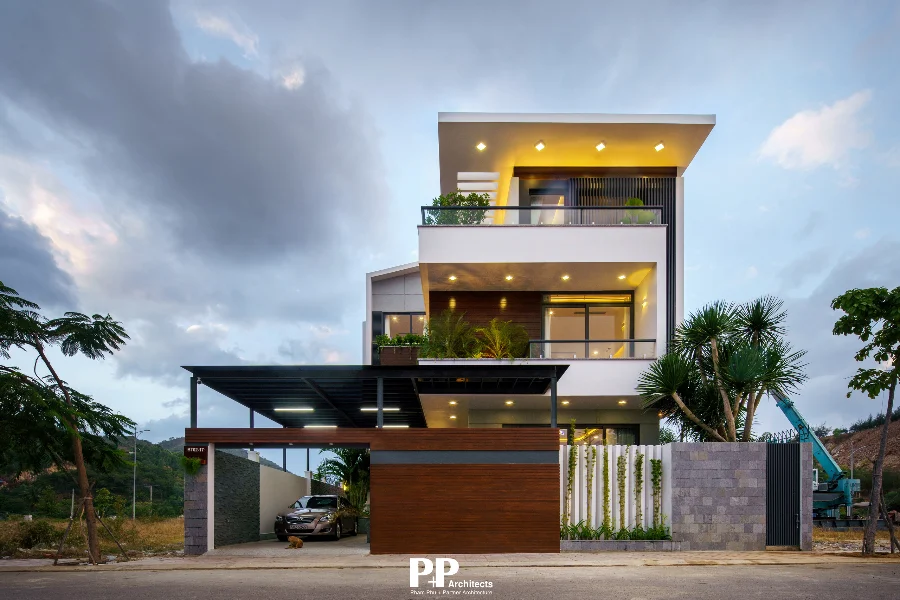 Thiết kế kiến trúc biệt thự Nha Trang với mặt tiền hiện đại, mái đua lớn và hệ cây xanh