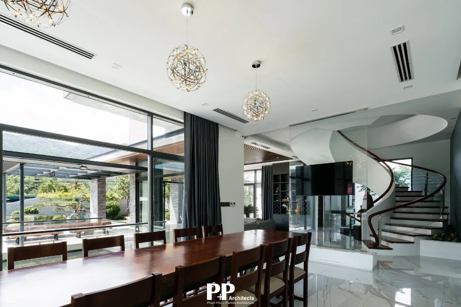 Thiết Kế Villa Nha Trang Uy Tín: 7 Giá Trị Tạo Nên Một Công Trình Có Chiều Sâu 11 Thiết kế villa Nha Trang uy tín với phòng ăn mở về sân vườn