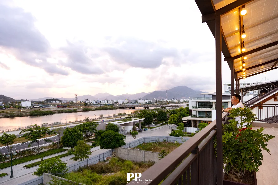 Thiết Kế Villa Nha Trang Uy Tín: 7 Giá Trị Tạo Nên Một Công Trình Có Chiều Sâu 9 Thiết kế ban công villa Nha Trang khai thác tầm nhìn cảnh quan tự nhiên