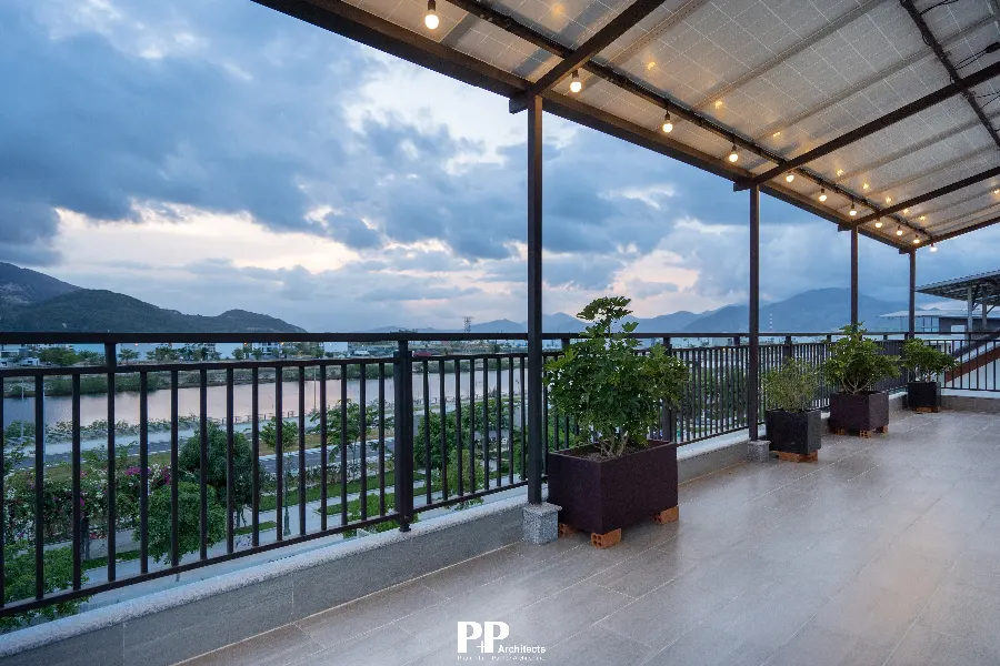 Công ty thiết kế villa Nha Trang công trình thực tế: 7 tiêu chí đánh giá năng lực 9 Công ty thiết kế villa Nha Trang công trình thực tế với sân thượng hướng ra cảnh quan