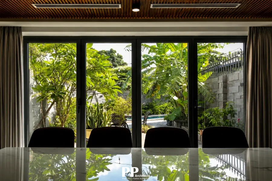 Thiết kế villa biệt thự Nha Trang có sân vườn với phòng ăn hướng trực tiếp ra cảnh quan