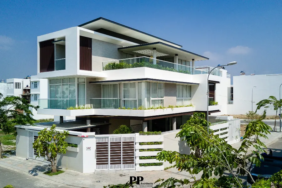 Thiết kế villa biệt thự Nha Trang và sự riêng tư: 6 cách mở không gian mà vẫn giữ được đời sống riêng 5 Thiết kế villa biệt thự Nha Trang và sự riêng tư với ban công, khoảng lùi và lớp cây xanh
