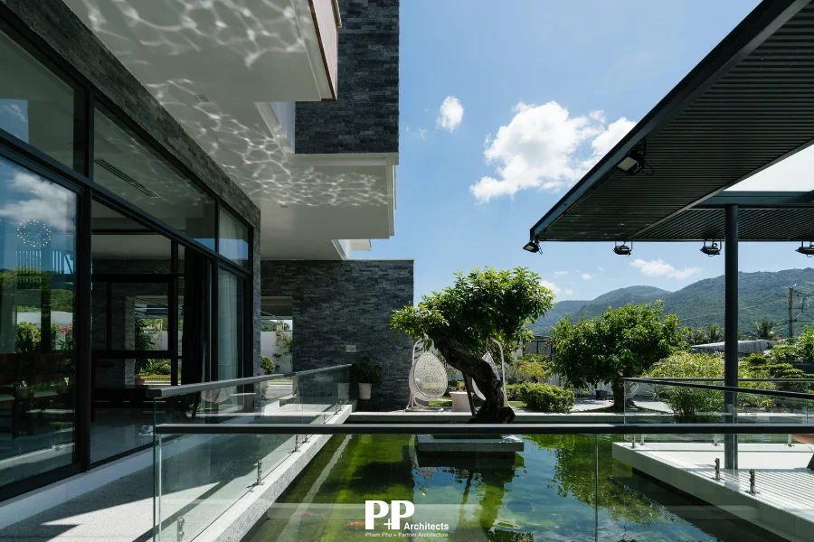 Thiết kế villa biệt thự xanh Nha Trang với hồ cảnh quan kết nối kiến trúc và sân vườn