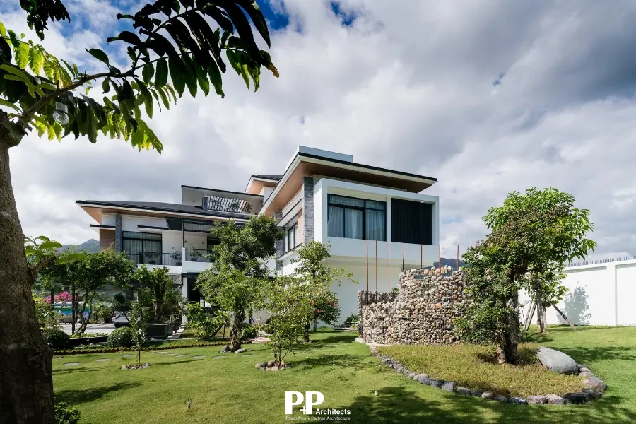 Thiết kế villa biệt thự xanh Nha Trang với cảnh quan sân vườn rộng và nhiều khoảng xanh