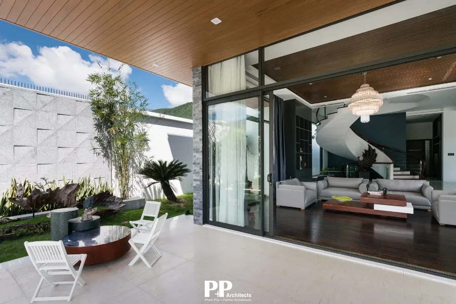 Thiết kế villa biệt thự xanh Nha Trang với khoảng hiên kết nối phòng khách và sân vườn