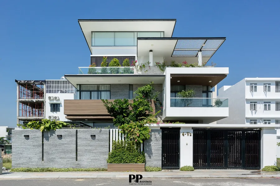Thiết kế villa xanh trọn gói khác gì thiết kế từng phần? 2 Thiết kế villa xanh trọn gói với mặt tiền hiện đại và các khoảng xanh theo tầng