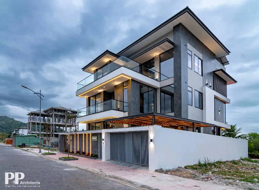 Thiết kế villa biệt thự Nha Trang cho mùa mưa với mái đua và ban công nhiều tầng
