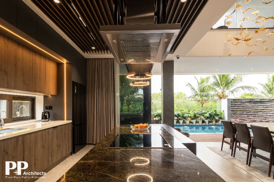 Thiết kế villa biệt thự Nha Trang cho mùa mưa với khu vực bếp mở về không gian ngoài trời
