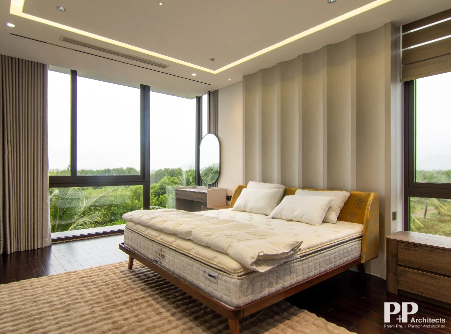 Thiết kế villa biệt thự Nha Trang cho mùa mưa với không gian phòng ngủ sử dụng hệ cửa kính lớn