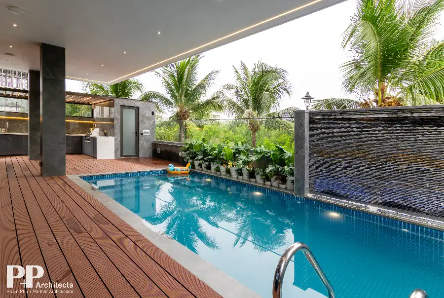 Thiết kế villa biệt thự Nha Trang có sân trong với khu vực cảnh quan và mặt nước tạo chiều sâu