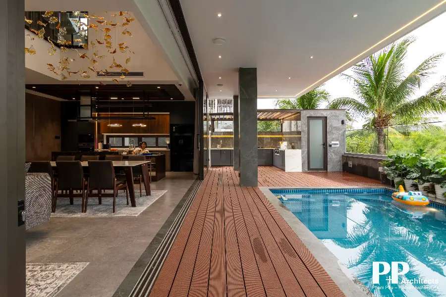 Thiết kế villa biệt thự Nha Trang theo khí hậu với khoảng hiên kết nối khu vực hồ bơi và không gian bên trong